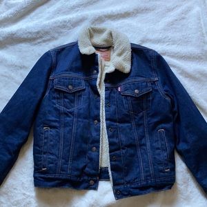 This original trucker jacket with a slim fit is brand new!